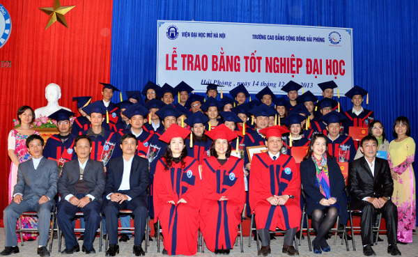 Lễ trao bằng tốt nghiệp cho sinh viên- Viện Đại học mở