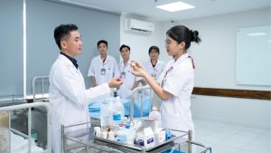 Ngành Điều dưỡng thu hút nhiều thí sinh nhờ cơ hội việc làm rộng mở, môi trường làm việc ổn định và nhiều triển vọng phát triển trong tương lai