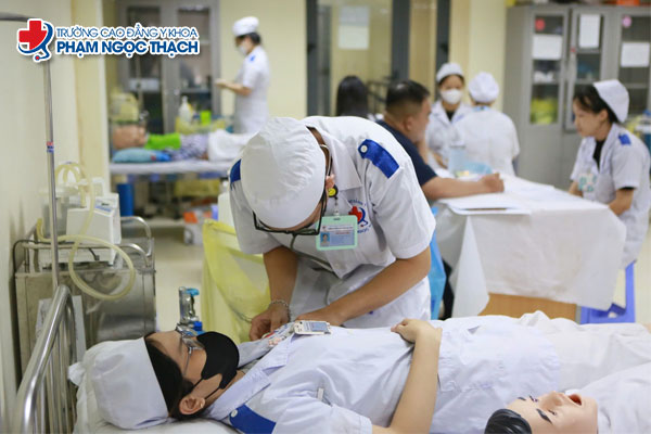 Sinh viên Cao đẳng Y sĩ đa khoa được học thực hành những gì?